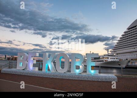 Kobe Japan Dez. 6. 2022: Das große Logo „BE KOBE“ im Meriken Park am frühen Abend, einem am Wasser gelegenen Park in der Hafenstadt Kobe. Stockfoto