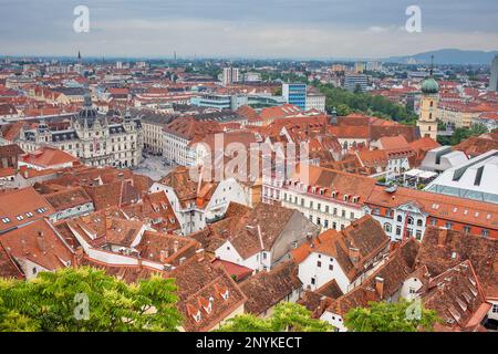 Luftaufnahme, am linken Rathaus am Hauptplatz, auf der rechten Seite Franziskanerkirche, Graz, Österreich Stockfoto