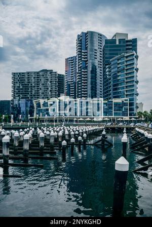 Moderne Gebäude über dem Hafen in den Docklands, Melbourne, Victoria, Australien Stockfoto