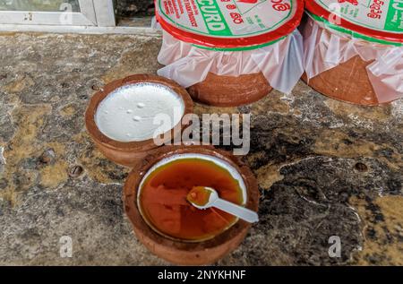 09 08 2007 Galoya; Büffelstaub in Tontöpfen zum Verkauf am Straßenstand Sri Lanka Asia. Stockfoto