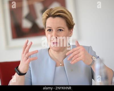 Berlin, Deutschland. 02. März 2023. Franziska Giffey, Vorsitzende der SPD Berlin, Regierende Bürgermeisterin von Berlin, spricht während eines Dpa-Interviews. Kredit: Britta Pedersen/dpa/Alamy Live News Stockfoto
