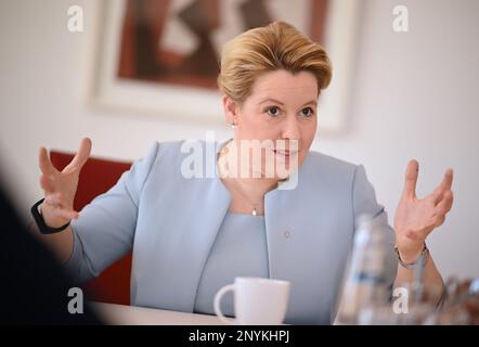 Berlin, Deutschland. 02. März 2023. Franziska Giffey, Vorsitzende der SPD Berlin, Regierende Bürgermeisterin von Berlin, spricht während eines Dpa-Interviews. Kredit: Britta Pedersen/dpa/Alamy Live News Stockfoto
