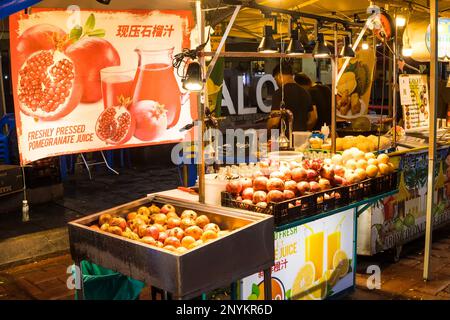 Bukit Bintang. Kuala Lumpur. 2. März 2023. Straßenküche. Eine berühmte Touristenattraktion in Malaysia. Straßenfotografie. Bewegung verschwommen. Stockfoto