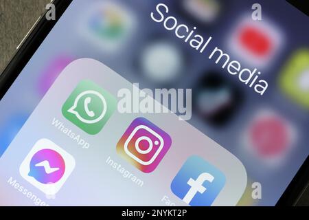 MYKOLAIV, UKRAINE - 09. AUGUST 2021: Smartphone mit Symbolen für Social-Media-Apps auf dem Bildschirm, Nahaufnahme Stockfoto