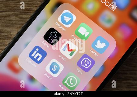 MYKOLAIV, UKRAINE - 09. AUGUST 2021: Smartphone mit Social-Media-Apps-Symbolen auf Holztisch, Nahaufnahme Stockfoto