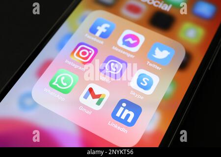 MYKOLAIV, UKRAINE - 09. AUGUST 2021: Smartphone mit Social-Media-Apps-Symbolen auf dem Bildschirm vor schwarzem Hintergrund, Nahaufnahme Stockfoto
