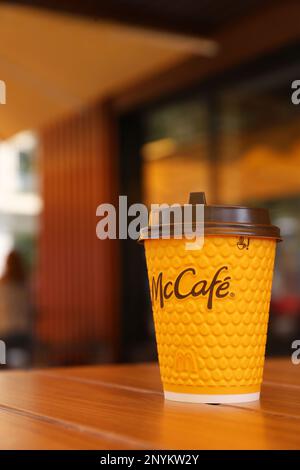 MYKOLAIV, UKRAINE - 11. AUGUST 2021: Heißes McDonald's-Getränk auf dem Tisch im Café Stockfoto