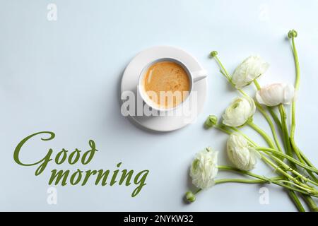 Eine Tasse heißen Kaffee und wunderschöne Ranunkulusblüten auf weißem Hintergrund, flach liegend. Guten Morgen Stockfoto