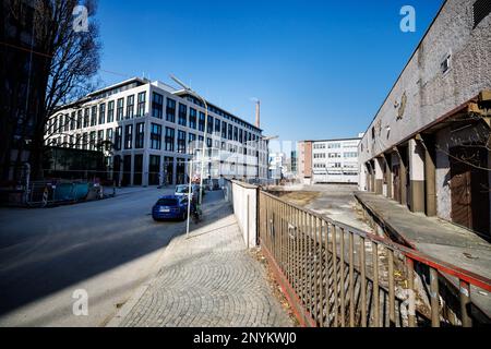 München, Deutschland. 02. März 2023. Die Baustelle des Münchner Chip-Centers von Apple ist neben einem Baugelände zu sehen. Kredit: Matthias Balk/dpa/Alamy Live News Stockfoto