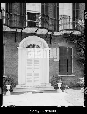 Nathaniel Russell (Haus), 51 Meeting St., Charleston, Charleston County, South Carolina. Carnegie Survey of the Architecture of the South (Carnegie-Umfrage zur Architektur des Südens). USA South Carolina Charleston County Charleston, Balkone, Mauerwerk, Türen und Türöffnungen, Wohnungen, Eisenarbeiten, Vines. Stockfoto