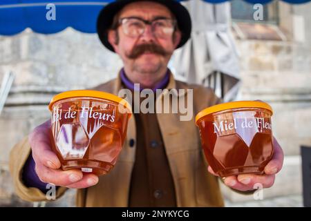 Wochenmarkt im Ort Saint-Aubin, mittelalterliche Stadt, Guerande, Loire-Atlantique, Frankreich Stockfoto