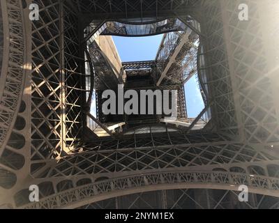 Vom Eiffelturm aus sehen Sie nach oben Stockfoto