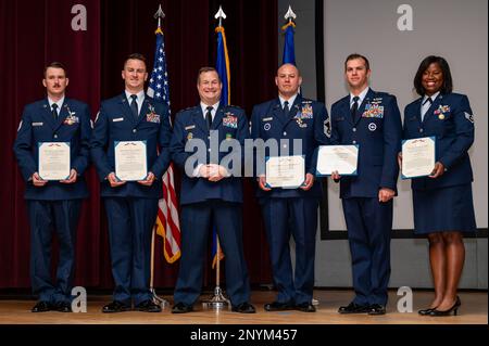 Mitglieder des Special Operations Wing 58. und Generalmajor Phillip Stewart posieren bei einer Preisverleihung auf dem Luftwaffenstützpunkt Kirtland, New Mexico, am 11. Januar 2023. Während der Zeremonie erhielten Mitglieder des 58. Spezialeinsatzflügels für ihre Aktionen während einer Geiselrettungsmission im Jahr 2020 das berühmte Flying Cross oder die Luftmedaille. Stockfoto