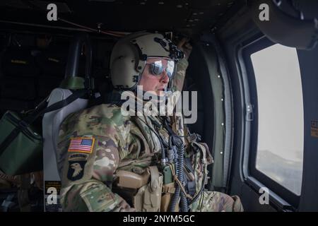 Sgt. 1. Klasse Anthony Bonillas, ein Kosovo Force (KFOR) Regional Command-East (RC-E) Soldat mit der medizinischen Evakuierungseinheit der Charlie Company zugewiesen, 2. Bataillon, 149. Luftfahrtregiment, fährt am 6. Januar 2023 in einem UH-60 Black Hawk Helikopter in Camp Bondsteel, Kosovo. Stockfoto