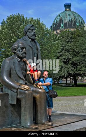 Statue von Marx und Engels in Marx und Engels Platz.Berlin. Deutschland Stockfoto