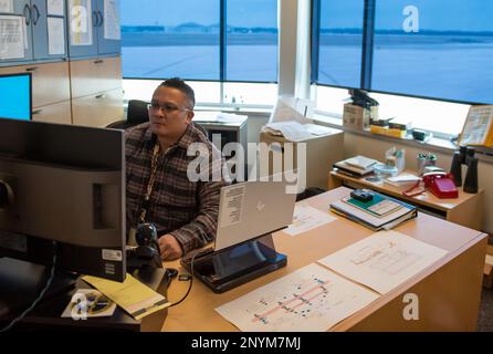 Rome Alcantara, 88. Operations Support Squadron Airfield Manager, arbeitet in seinem Büro mit Blick auf die Fluglinie am Luftwaffenstützpunkt Wright-Patterson, Ohio, 10. Januar 2023. Seine 1. Priorität ist es, die Fluglinie offen zu halten. Stockfoto