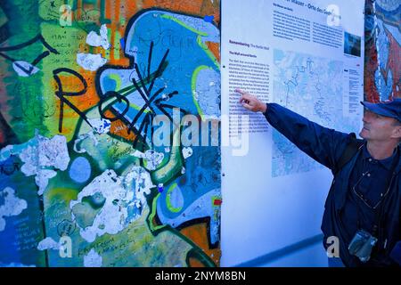 Potsdamer Platz. Teile der Mauer mit informativen Texten. Berlin. Deutschland Stockfoto