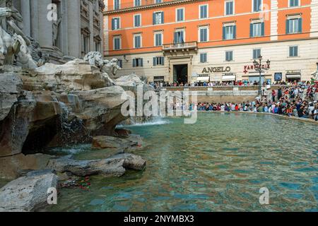 Im Sommer ist der Trevi-Brunnen überfüllt Stockfoto