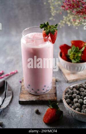 Hausgemachter Erdbeermilchblasentee oder Boba, selektiver Fokus Stockfoto