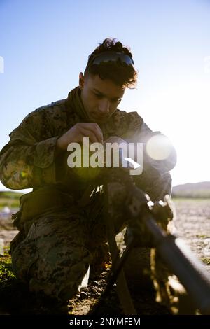 USA Marine Lance CPL. Jerry Villanueva, ein Schütze der Kilo Company, 3. Bataillon, 1. Marines Regiment, 1. Marine Division, stellt das Oszilloskop seines M27. Infanterie-Gewehrs während eines Bataillonsstreits im Marine Corps Base Camp Pendleton, Kalifornien, am 20. Januar 2023 ein. Der Zweck des Mannschaftswettbewerbs war es, das beste Gewehrteam des Bataillons zu bestimmen, das im Februar an dem divisionsweiten Wettbewerb teilnimmt. Villianueva stammt aus Allentown, Pennsylvania. Stockfoto