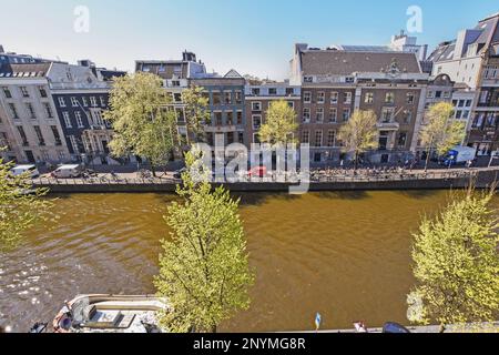 Amsterdam, Niederlande - 10. April 2021: Ein Luftblick auf einige Gebäude und Boote auf dem Kanal in amsterdam, niederlande aus der Vogelperspektive Stockfoto