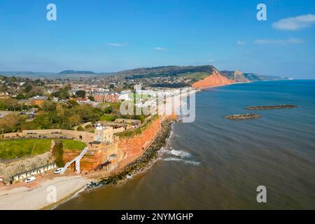 Sidmouth, Devon, Großbritannien. 2. März 2023 Wetter in Großbritannien. Blick aus der Luft auf das Seebad Sidmouth in Devon an einem Nachmittag mit warmem Frühlingssonnenschein. Bildnachweis: Graham Hunt/Alamy Live News Stockfoto