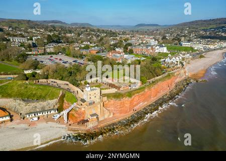 Sidmouth, Devon, Großbritannien. 2. März 2023 Wetter in Großbritannien. Blick aus der Luft auf das Seebad Sidmouth in Devon an einem Nachmittag mit warmem Frühlingssonnenschein. Bildnachweis: Graham Hunt/Alamy Live News Stockfoto