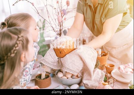 Frohe osterferien im Frühling. Familienkind Mädchen Kinder Schwestern und Frauen halten gebackenen Kuchen oder traditionelles Brot in ihren Händen. Verk Stockfoto