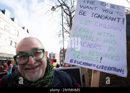 London, Großbritannien. 02. März 2023. Der Historiker David Rosenberg schließt sich streikenden Lehrern an und marschiert zum Islington Town Hall, während neu Londoner Mitglieder zu anderen Lehrern gehen Stockfoto