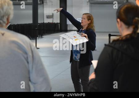 Laura Orr, Director of Education im Hampton Roads Naval Museum, bietet eine ehrenamtliche Schulung und Orientierung im Decker Half Moone Cruise and Celebration Center in Downtown Norfolk, Virginia, an. Diese Schulung und Orientierung fand im Rahmen der 12. Jährlichen Veranstaltung „Brick by Brick: LEGO Shipbuilding“ des Museums statt, die am Samstag, den 4. Februar 2023, stattfinden sollte und bei der die meisten Mitarbeiter im aktiven Dienst in den USA tätig waren Soldaten und Veteranen der Navy werden sich während der Veranstaltung freiwillig melden. Stockfoto