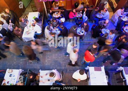 Bars und Restaurants in Nevizade Straße, in der Nähe der Fußgängerzone Istiklal in Beyoglu Bereich Istanbul, Türkei Stockfoto
