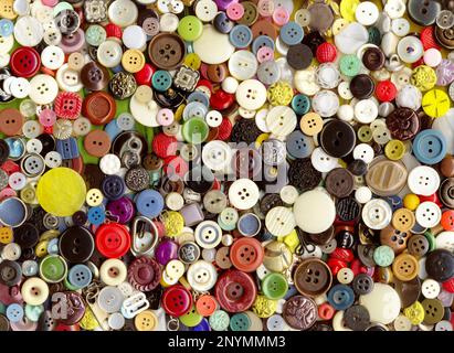 Viele mehrfarbige Plastik alte Vintage verschiedene Kleidungsstücke Knöpfe Muster Hintergrund Stockfoto