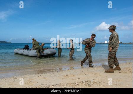MARINESTÜTZPUNKT GUAM, Santa Rita, Guam (14. Februar 2023) Marinebataillons, die unter dem Kommandeur operieren, Task Force 75 und Marines aus dem Combat Logistics Regiment 3 führen während der Zeit von COPE North 2023 am Marinestützpunkt Guam am am am, 14. Februar 2023, eine Weiterentwicklung des verteilten Küstenlittoralen operativen Treibstofftransfersystems (DLOFTS) durch. Die multilaterale Schulungsveranstaltung umfasst etwa 1.000 US-Bürger Flugzeuge, Marines und Matrosen neben 1.000 kombinierten Mitgliedern der Japan Air Self-Defense Force, der Royal Australian Air Force und der französischen Air- und Space Force. Übungen wie Cope North verbessern die Interoperabilität Stockfoto