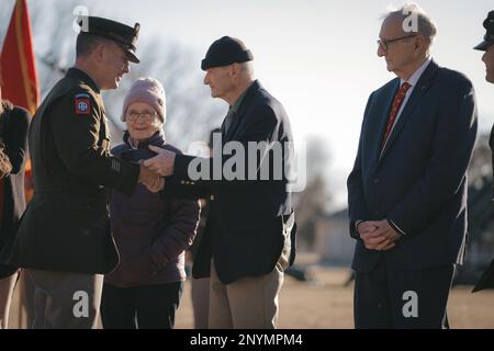 Brigg. General Shane P. Morgan hat das Feld übernommen, um offiziell den Rang eines Brigadegenerals zu übernehmen. Er wurde von seiner Frau Katy und ihren Kindern Brielle, Brenden und Foster sowie seinem 36-jährigen Mentor im Ruhestand von Oberst Richard Spaulding festgehalten. Morgans Schwiegervater Lee Shea überreichte ihm während seiner Beförderungszeremonie am Freitag, den 27. Januar, in Fort Sill seinen General Officer Gürtel. Stockfoto