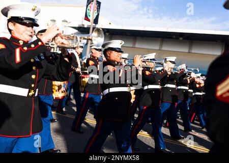 USA Marines mit der West Coast Composite Band des United States Marine Corps treten am 2. Januar 2023 bei der Rose Parade in Pasadena, Kalifornien, auf. Marines von der 1. Marine Division Band, 3. Marine Aircraft Wing Band und Marine Band San Diego kamen zusammen, um die Composite Band zu bilden. Sie spielten traditionelle Militärmusik, um Patriotismus und Zusammenhalt zwischen dem Militär und dem amerikanischen Volk zu demonstrieren. Stockfoto