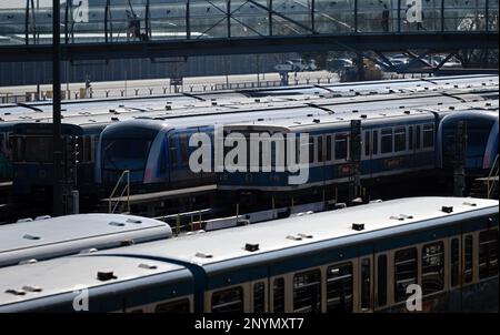 München, Deutschland. 02. März 2023. U-Bahn-Züge stehen in einem Depot. In München werden große Teile des öffentlichen Nahverkehrs am Donnerstag und Freitag zum Stillstand kommen. Verdi streift mit U-Bahnen und Straßenbahnen, und etwa die Hälfte der Busse fährt ebenfalls nicht. Kredit: Sven Hoppe/dpa/Alamy Live News Stockfoto