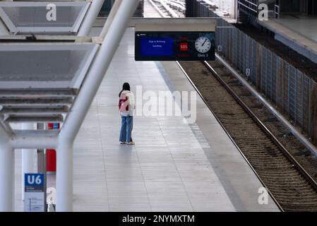 München, Deutschland. 02. März 2023. Eine Frau wartet an einer U-Bahn-Haltestelle. In München werden große Teile des öffentlichen Nahverkehrs am Donnerstag und Freitag zum Stillstand kommen. Verdi streift mit U-Bahnen und Straßenbahnen, und etwa die Hälfte der Busse fährt ebenfalls nicht. Kredit: Sven Hoppe/dpa/Alamy Live News Stockfoto