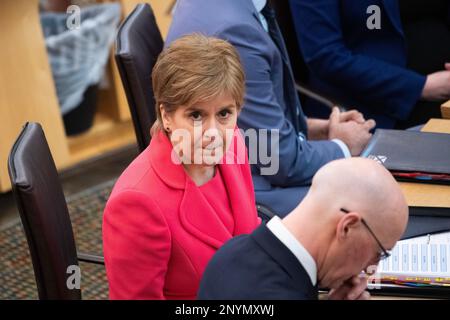 Edinburgh, Schottland, Großbritannien. 2. März 2023. BILD: Nicola Sturgeon MSP, erster Minister für Schottland und Führer der schottischen Nationalpartei (SNP). Szenen im Holyrood im schottischen Parlament am folgenden Tag des ersten Tricks der schottischen Nationalpartei (SNP). Nicola Sturgeon beantwortet Fragen aus der Kammer. Kredit: Colin D Fisher/CDFIMAGES.COM Kredit: Colin Fisher/Alamy Live News Stockfoto