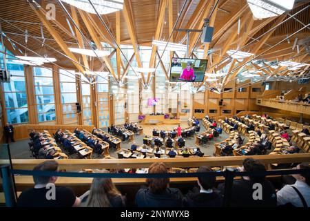 Edinburgh, Schottland, Großbritannien. 2. März 2023. BILD: Nicola Sturgeon MSP, erster Minister für Schottland und Führer der schottischen Nationalpartei (SNP). Szenen im Holyrood im schottischen Parlament am folgenden Tag des ersten Tricks der schottischen Nationalpartei (SNP). Nicola Sturgeon beantwortet Fragen aus der Kammer. Kredit: Colin D Fisher/CDFIMAGES.COM Kredit: Colin Fisher/Alamy Live News Stockfoto