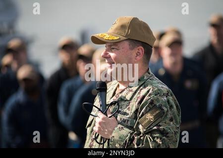 230222-N-TH560-0732 NORFOLK, VA (22. Februar 2023) – Chief of Naval Staff Vice ADM. Rick Cheeseman spricht mit Seeleuten während eines Telefongesprächs an Bord der Guided-Missile Destroyer USS Stout (DDG 55) am 22. Februar 2023. Cheeseman und Personal, Manpower und Training Fleet Master Chief Delbert Terrell Jr. besuchten Kommandos am Ufer der Naval Station Norfolk, um über Karriere, Bezahlung und Personaldienste zu sprechen. Stockfoto