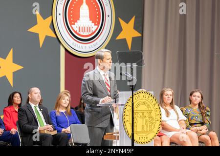 USA Gouverneur Brian Kemp leistet den Amtseid, nachdem er am 12. Januar 2023 im Georgia State Convocation Center zum 83. Gouverneur von Georgia wiedergewählt wurde. Nach seiner Amtseinführung, Gouverneur Kemp, USA Generalmajor Tom Carden, Generaladjutant von Georgien, und Oberst Chris Wright, Kommissar des Ministeriums für öffentliche Sicherheit in Georgien, überprüften eine Zusammenstellung von Soldaten, Flugzeugen, Staatspolizisten Georgiens und Freiwilligen der staatlichen Verteidigungskräfte Georgiens. Stockfoto