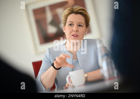 Berlin, Deutschland. 02. März 2023. Franziska Giffey, Vorsitzende der SPD Berlin, Regierende Bürgermeisterin von Berlin, spricht während eines Dpa-Interviews. Kredit: Britta Pedersen/dpa/Alamy Live News Stockfoto