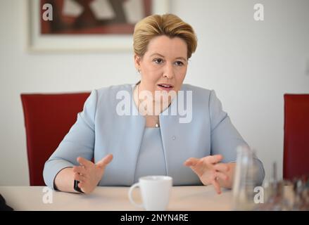 Berlin, Deutschland. 02. März 2023. Franziska Giffey, Vorsitzende der SPD Berlin, Regierende Bürgermeisterin von Berlin, spricht während eines Dpa-Interviews. Kredit: Britta Pedersen/dpa/Alamy Live News Stockfoto