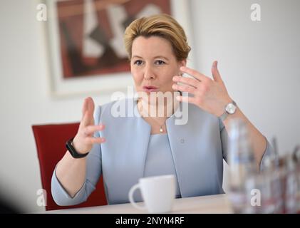 Berlin, Deutschland. 02. März 2023. Franziska Giffey, Vorsitzende der SPD Berlin, Regierende Bürgermeisterin von Berlin, spricht während eines Dpa-Interviews. Kredit: Britta Pedersen/dpa/Alamy Live News Stockfoto