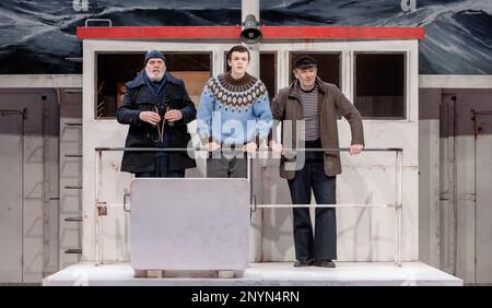 Hamburg, Deutschland. 02. März 2023. Die Schauspieler Bernd Kaempfe (l-r) als Kapitän, Nikolai Amadeus lang als Sohn und Sebastian Herrmann als Zumpe treten bei der Fotoprobe von „DAT Füerschipp“ auf. Das Stück nach der Geschichte von Siegfried Lenz feiert seine Premiere am 05.03.2023 im Ohnsorg Theater. Kredit: Markus Scholz/dpa/Alamy Live News Stockfoto