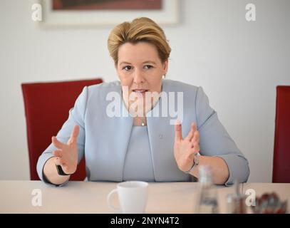 Berlin, Deutschland. 02. März 2023. Franziska Giffey, Vorsitzende der SPD Berlin, Regierende Bürgermeisterin von Berlin, spricht während eines Dpa-Interviews. Kredit: Britta Pedersen/dpa/Alamy Live News Stockfoto