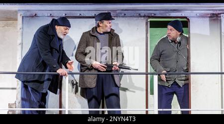 Hamburg, Deutschland. 02. März 2023. Die Schauspieler Bernd Kaempfe (l-r) als Kapitän, Sebastian Herrmann als Zumpe und Dieter Schmitt als Philippi treten bei der Fotoprobe von „DAT Füerschipp“ auf. Das Stück basiert auf der Geschichte von Siegfried Lenz und feiert seine Premiere am 05.03.2023 im Ohnsorg Theater. Kredit: Markus Scholz/dpa/Alamy Live News Stockfoto