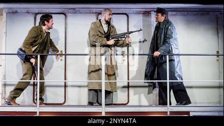 Hamburg, Deutschland. 02. März 2023. Die Schauspieler Anton Pleva (l-r) als Eugen, Colin Hausberg als Edgar und Sebastian Herrmann als Zumpe treten bei der Fotoprobe von "DAT Füerschipp" auf. Das Stück basiert auf der Geschichte von Siegfried Lenz und feiert seine Premiere am 05.03.2023 im Ohnsorg Theater. Kredit: Markus Scholz/dpa/Alamy Live News Stockfoto