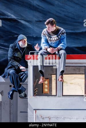Hamburg, Deutschland. 02. März 2023. Die Schauspieler Bernd Kaempfe (l-r) als Kapitän und Nikolai Amadeus lang als sein Sohn treten bei der Fotoprobe von „DAT Füerschipp“ auf. Das Stück basiert auf der Geschichte von Siegfried Lenz und feiert seine Premiere am 05.03.2023 im Ohnsorg Theater. Kredit: Markus Scholz/dpa/Alamy Live News Stockfoto