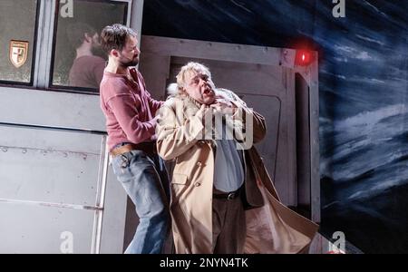 Hamburg, Deutschland. 02. März 2023. Schauspieler Christian R. Meyer (l) als Gombert und Oskar Ketelhut als Doktor Caspary treten bei der Fotoprobe von DAT Füerschipp auf. Das Stück basiert auf der Geschichte von Siegfried Lenz und feiert seine Premiere am 05.03.2023 im Ohnsorg Theater. Kredit: Markus Scholz/dpa/Alamy Live News Stockfoto